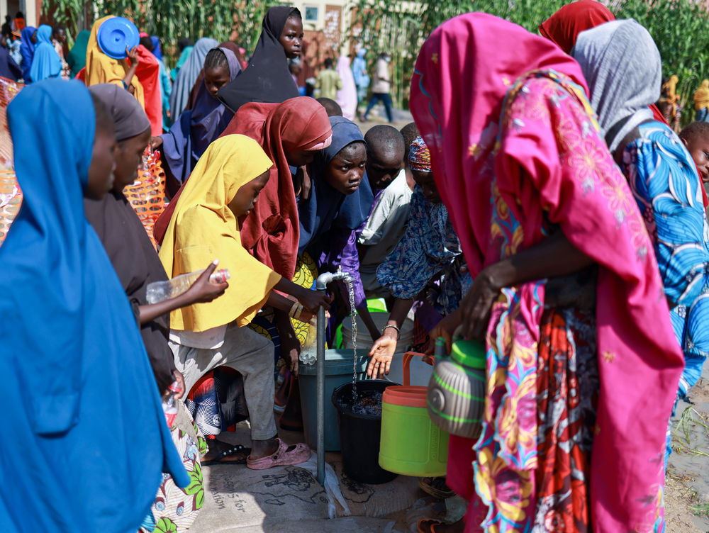 Displaced women and children fetching water provided by MSF at the Teachers Village camp in Maiduguri, Northeast Nigeria. Hundreds of thousands of people have been displaced by the flood that happened on September 10th, 2024. Photographer: Abba Adamu Musa | Location: Maiduguri | Date: 18/09/2024