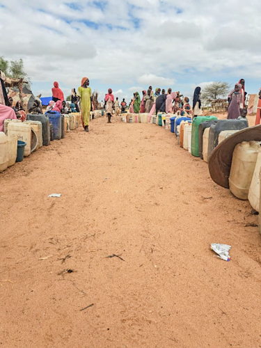 Sudanese refugees waiting to get water in one of the 8 MSF water distributions sites in and around Adré, Eastern Chad. Copyright MSF Sudanese refugees waiting to get water in one of the 8 MSF water distributions sites in and around Adré, Eastern Chad. Copyright MSF