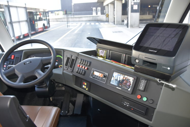 De afgesloten stuurcabine zorgt ervoor dat de chauffeur de volle aandacht kan houden op de weg. Via camerabeelden in de stuurpost heeft de chauffeur een goed overzicht van de in- en uitstappende reizigers. De afgesloten stuurcabine zorgt ervoor dat de chauffeur de volle aandacht kan houden op de weg. Via camerabeelden in de stuurpost heeft de chauffeur een goed overzicht van de in- en uitstappende reizigers.