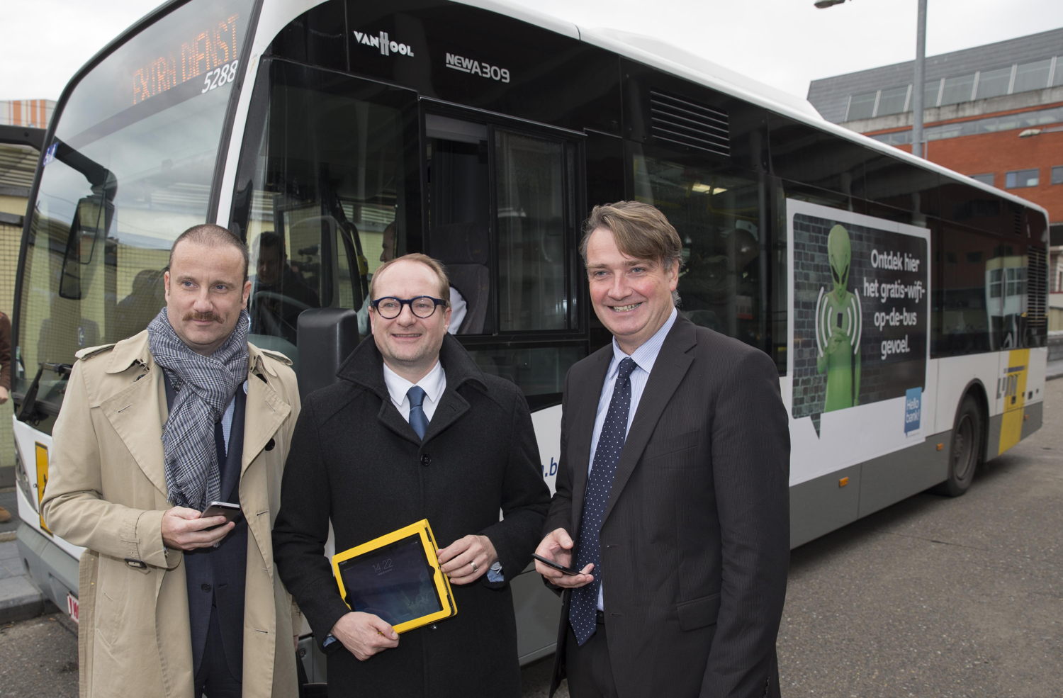 De Lijn lanceert 35 wifibussen in Leuven, Turnhout, Hasselt en Genk.
Op de foto (vlnr): Michael Anseeuw (directeur Hello Bank!, dat de gratis wifi aanbiedt), Ben Weyts (Vlaams minister van Mobiliteit) en Johan Van Looy (directeur De Lijn Vlaams-Brabant) bij de voorstelling van de wifibussen in Leuven.