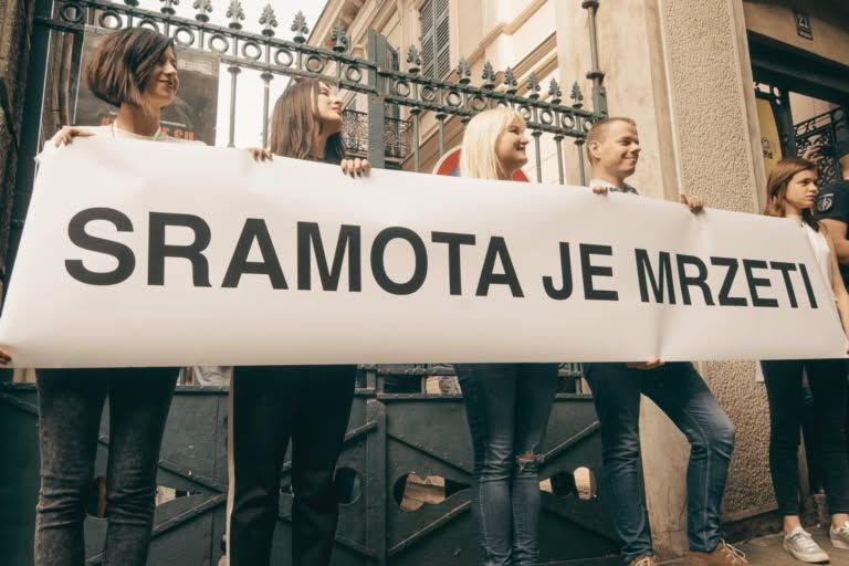 "It is shameful to hate" in Serbian © PHOTO BELGA HANDOUT / YIHR SERBIA