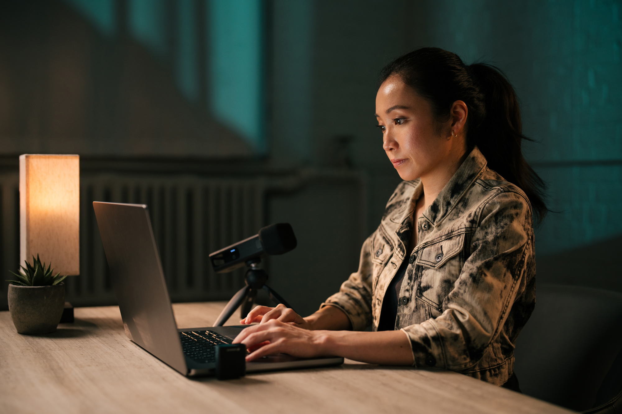 Profile Wireless, a 2-channel, 2.4 GHz all-in-one microphone system, provides videographers with everything they need to effortlessly capture high-quality audio, here seen recording audio to a laptop as a desktop mic.