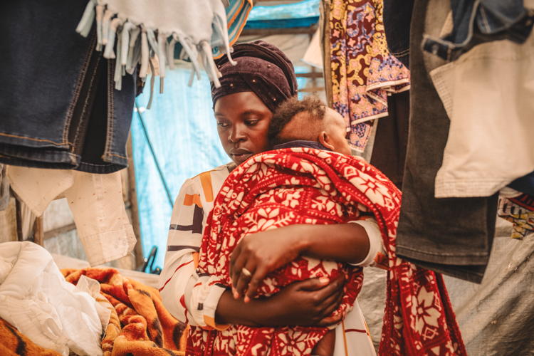 Francine, 24 ans, a donné naissance il y a trois mois à son fils Amini Naël, âgé de trois mois, dans la maternité soutenue par MSF au sein du centre de santé de Kanyaruchinya, au nord de Goma, dans le Nord-Kivu, en République démocratique du Congo. Copyright Philémon Barbier Francine, 24 ans, a donné naissance il y a trois mois à son fils Amini Naël, âgé de trois mois, dans la maternité soutenue par MSF au sein du centre de santé de Kanyaruchinya, au nord de Goma, dans le Nord-Kivu, en République démocratique du Congo. Copyright Philémon Barbier