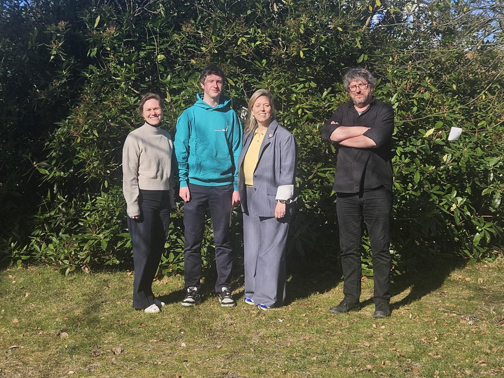 vlnr Caroline De Clercq (directeur school), Thomas Remue, Sofi Van Ussel en Erik Meganck (godsdienstleerkeracht)