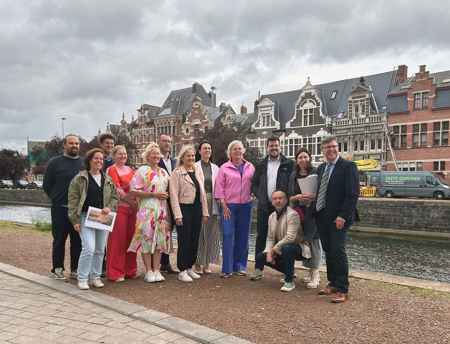 vlnr. Wim L'Ecluse (programmaregissuer T.OP Dender), Goedele Uyttersprot (schepen Lebbeke), Tom Wezenbeek(coördinator Nationaal Park Scheldevallei), Lien Verwaeren (schepen Dendermonde), Nele Cleemput (schepen Dendermonde), Dieter Mannaert (schepen Dendermonde), Katrien Beulens (schepen Aalst), gedeputeerde An Vervliet, Leen Dierick (burgemeester) Dendermonde, Jan Vanderstraeten (burgemeester Lebbeke), Dirk Abbeloos (schepen Dendermonde), Maria Van Keer (schepen Lebbeke), Marius Meremans (schepen Dendermonde)