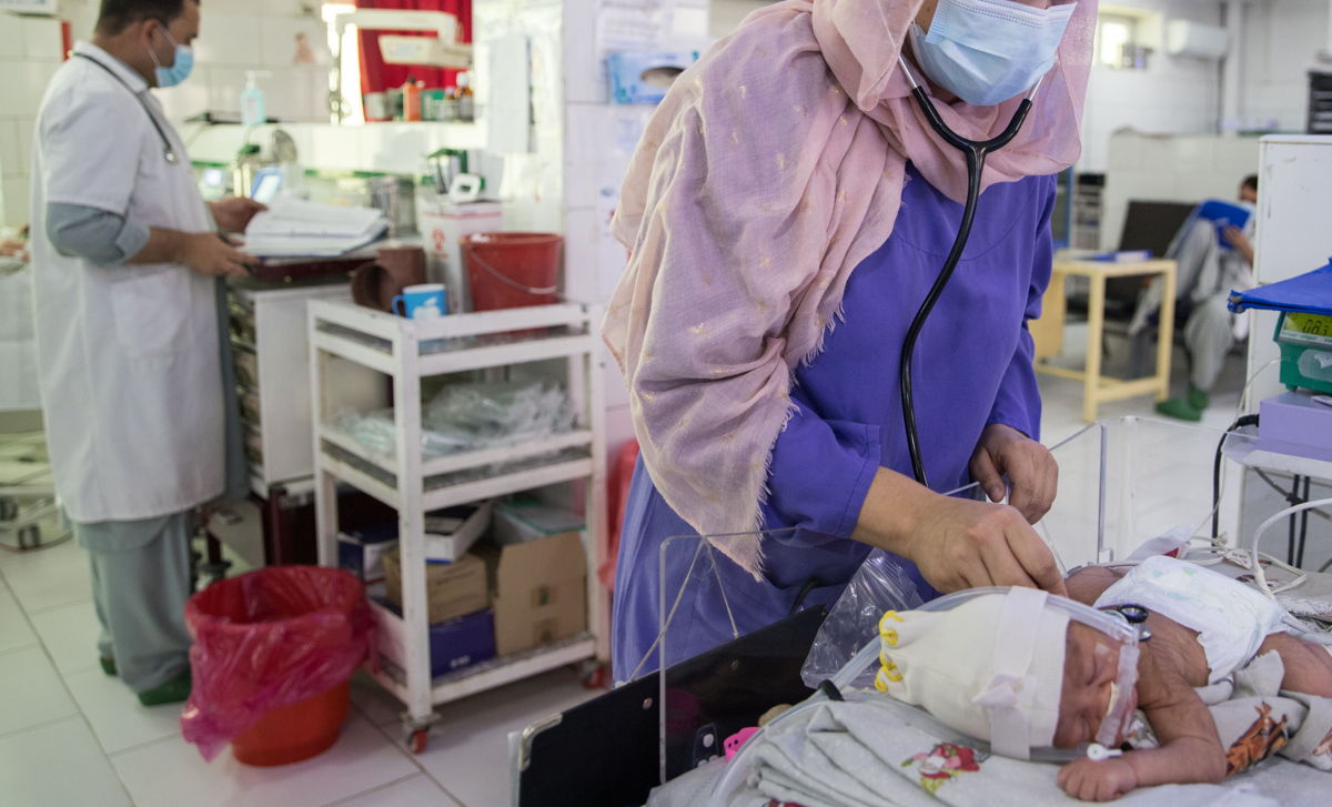 Kinderarts van Artsen Zonder Grenzen zorgt voor pasgeboren baby op de neonatale afdeling van AZG
kraamkliniek in Khost, Afghanistan