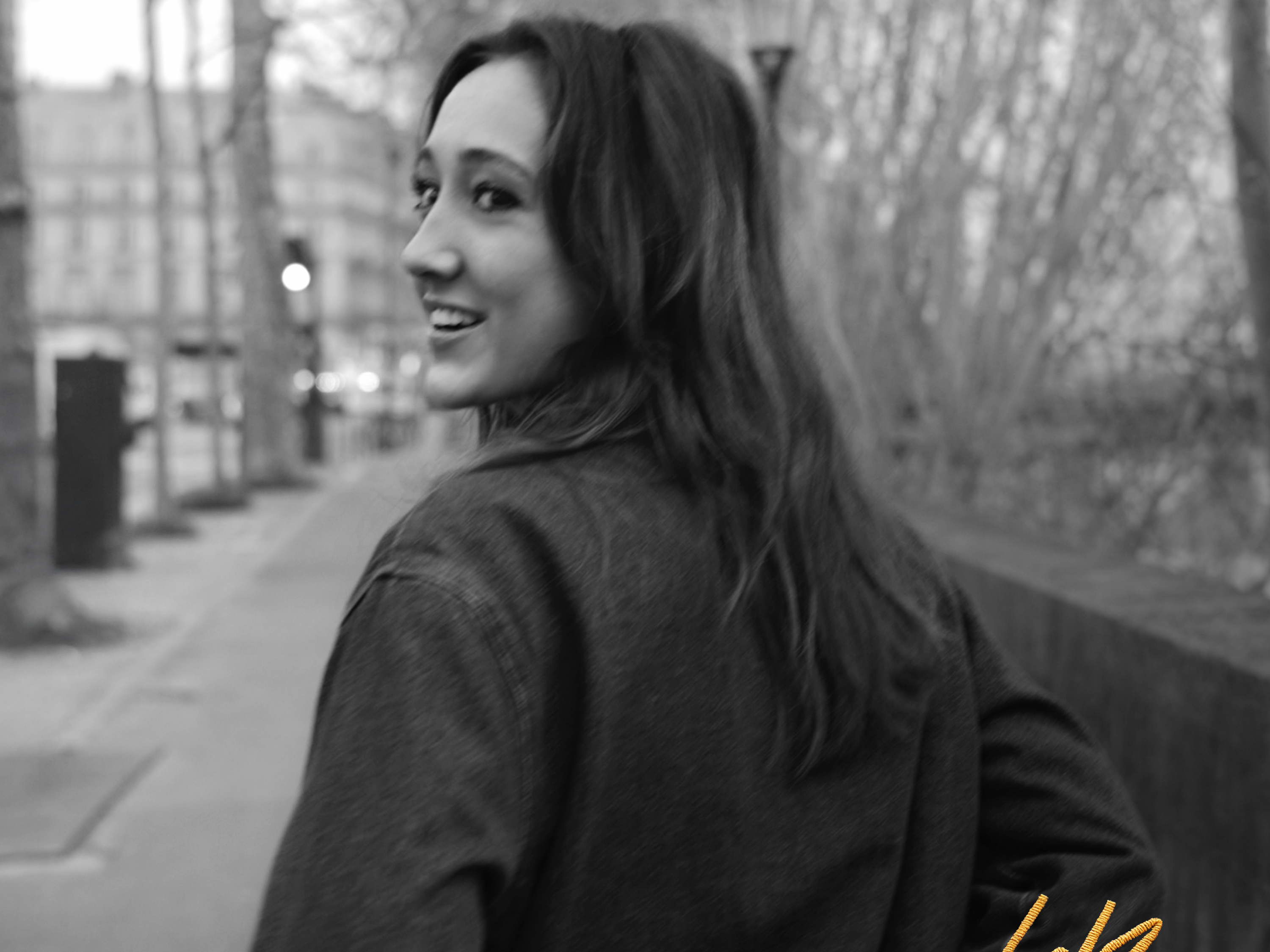 LIZ – UN DIMANCHE À PARIS : UNE CHANSON COMME UNE MARCHE ENTRE DEUX MONDES