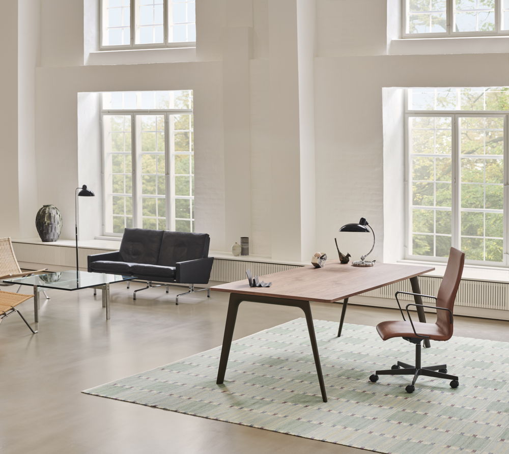 Fritz Hansen_Pluralis table and Oxford chair