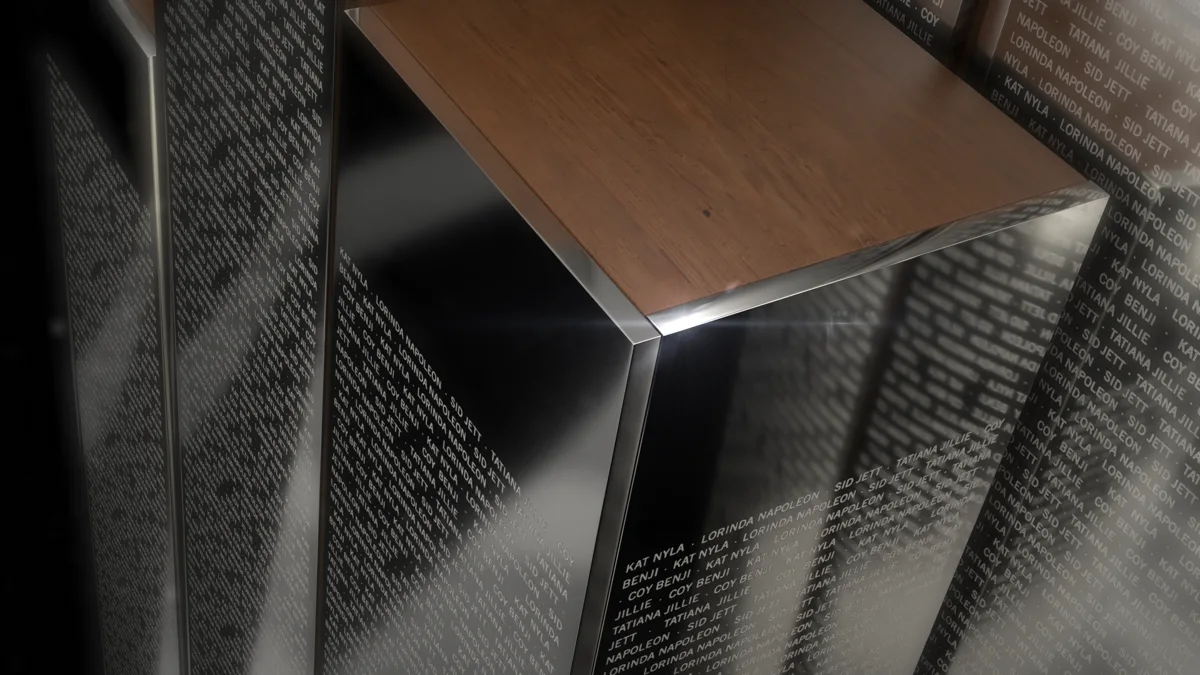Les noms seront gravés dans des plaques d'aluminium produites au Canada.