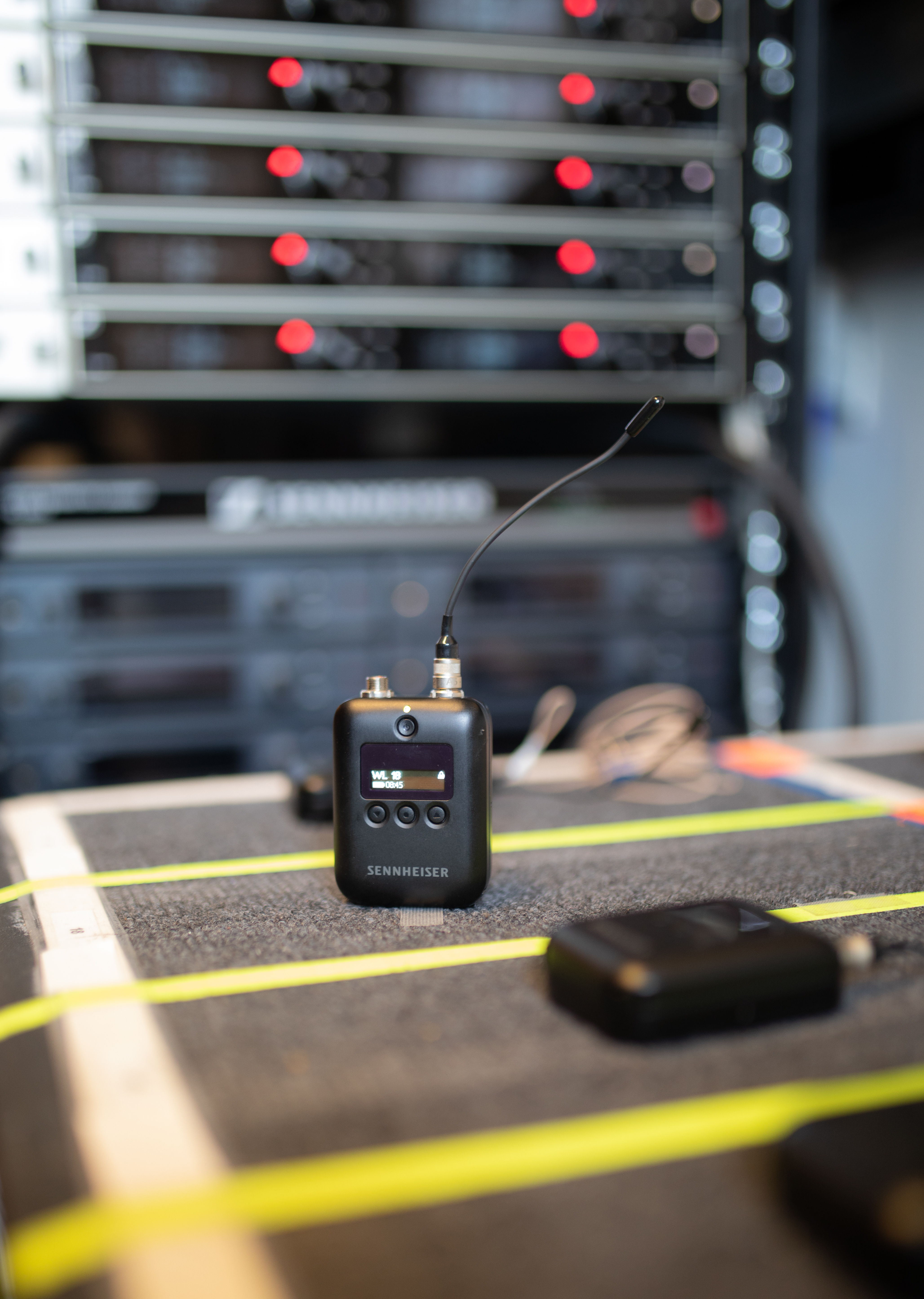​	The SK 6212 mini-bodypack transmitter impresses with compact dimensions and an operating time of 12 hours