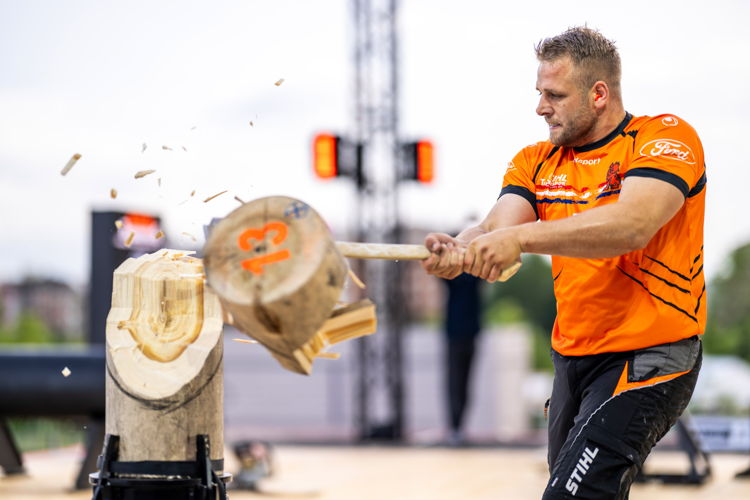 Redmer Knol uit Nederland, vorig jaar tweede tijdens het Benelux Championship, hier tijdens de Standing Block Chop discipline.
