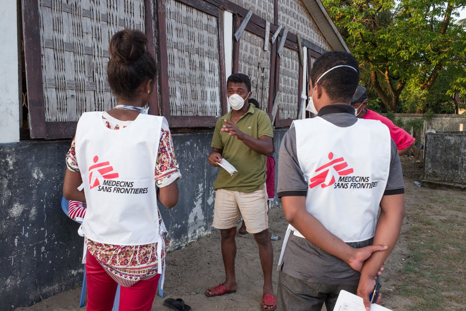 Local MSF staff talking with a patient at the Health Center in Tamatave (also known as Toamasina) where MSF supports the MoH in the emergency response to the plague. RIJASOLO / Médecins Sans Frontières