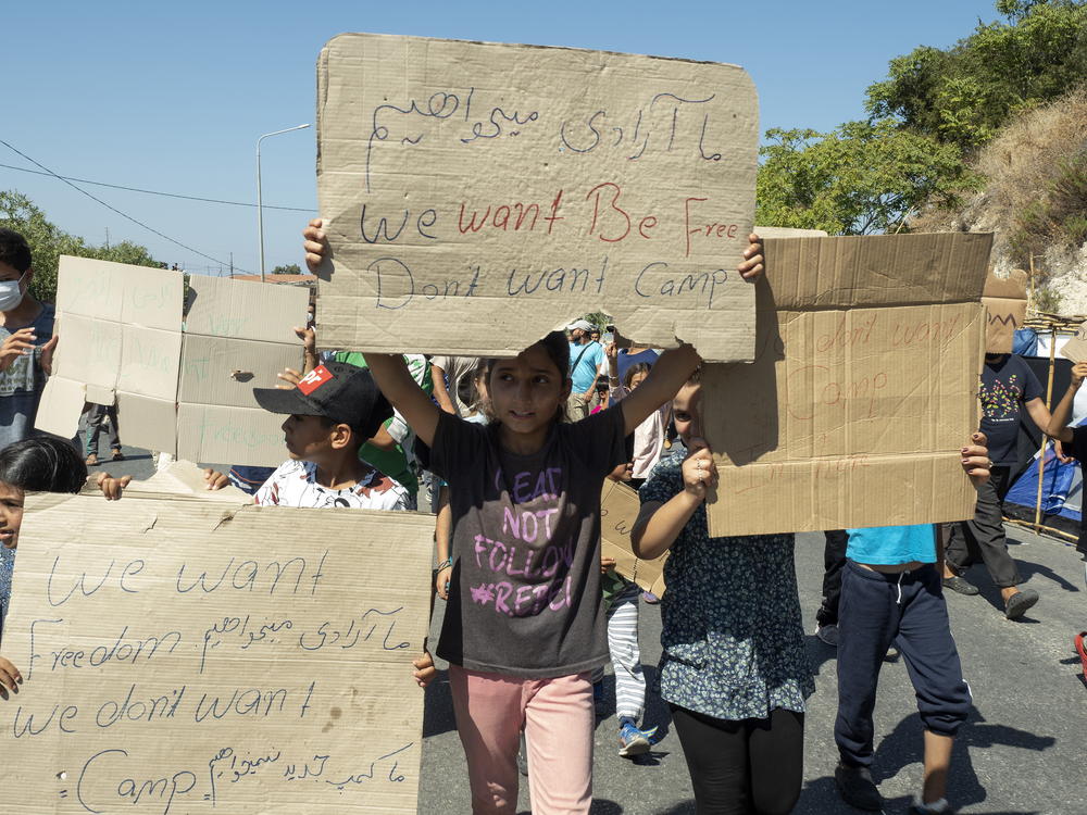 Lesbos, 11 septembre 2020. Des réfugiés et migrants du camp de Moria protestent près de Mytilène, quelques jours après qu'un incendie a détruit le camp © Enri CANAJ/Magnum