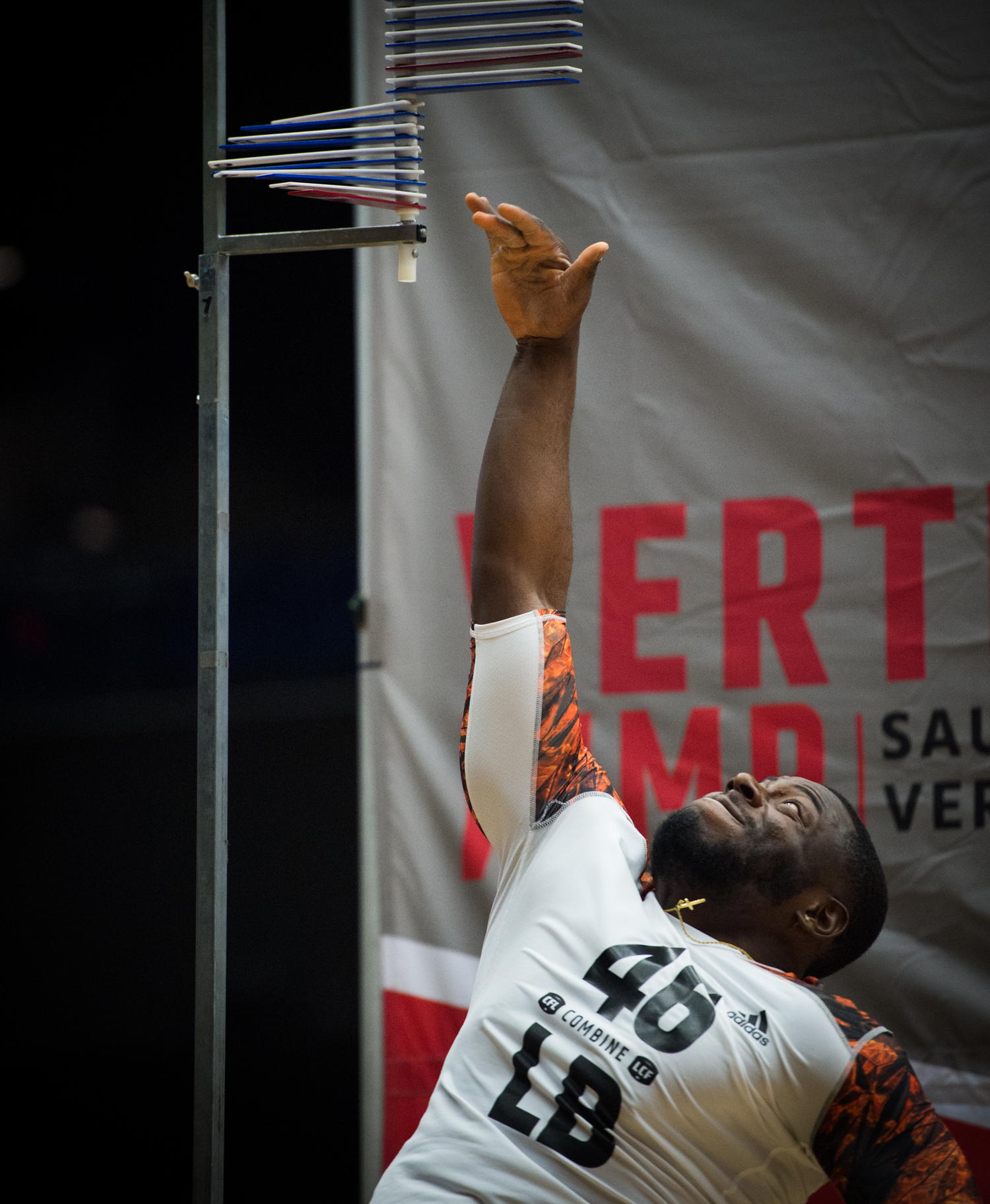 Alex Ogbongbemiga lors d'un saut vertical lors du camp national d'évaluation de la LCF 2016, présenté par adidas. (LCF/Johanny Jutras)