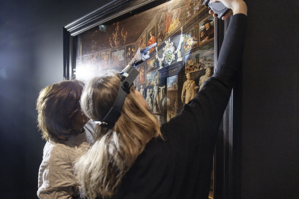 Conditiecheck De Kunstkamer van Cornelis van der Geest voor vertrek naar Madrid, foto Ans Brys