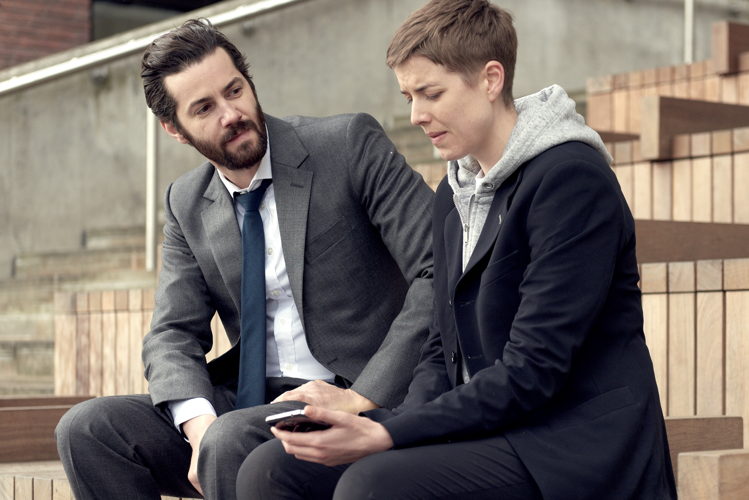 Robert Hicks (Jim Sturgess) en DI Elaine Renko (Agyness Deyn) - (c) BBC