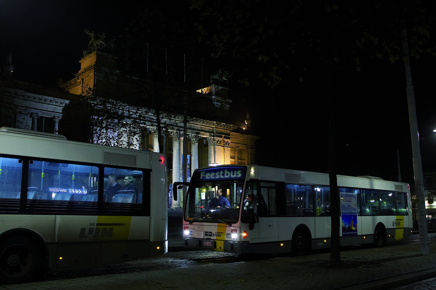 Enkele feestbussen tijdens oudejaarsnacht.