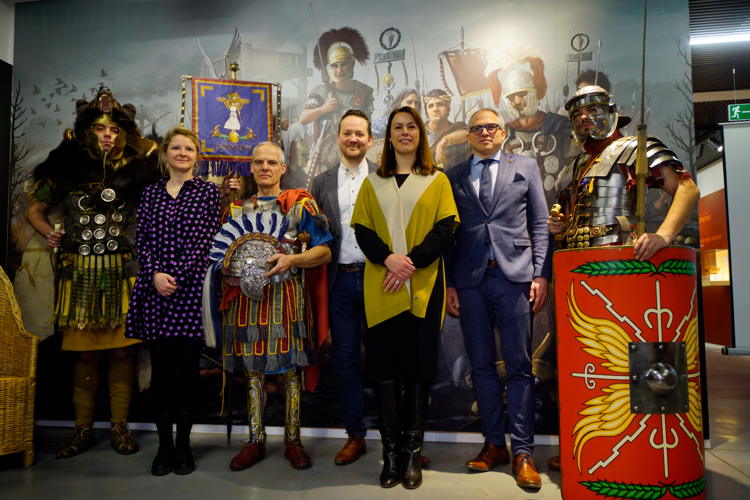 Re-enactors samen met (vlnr) burgemeester van Zottegem Evelien De Both, schepen Brecht Cassiman, gedeputeerde An Vervliet, minister Matthias Diependaele