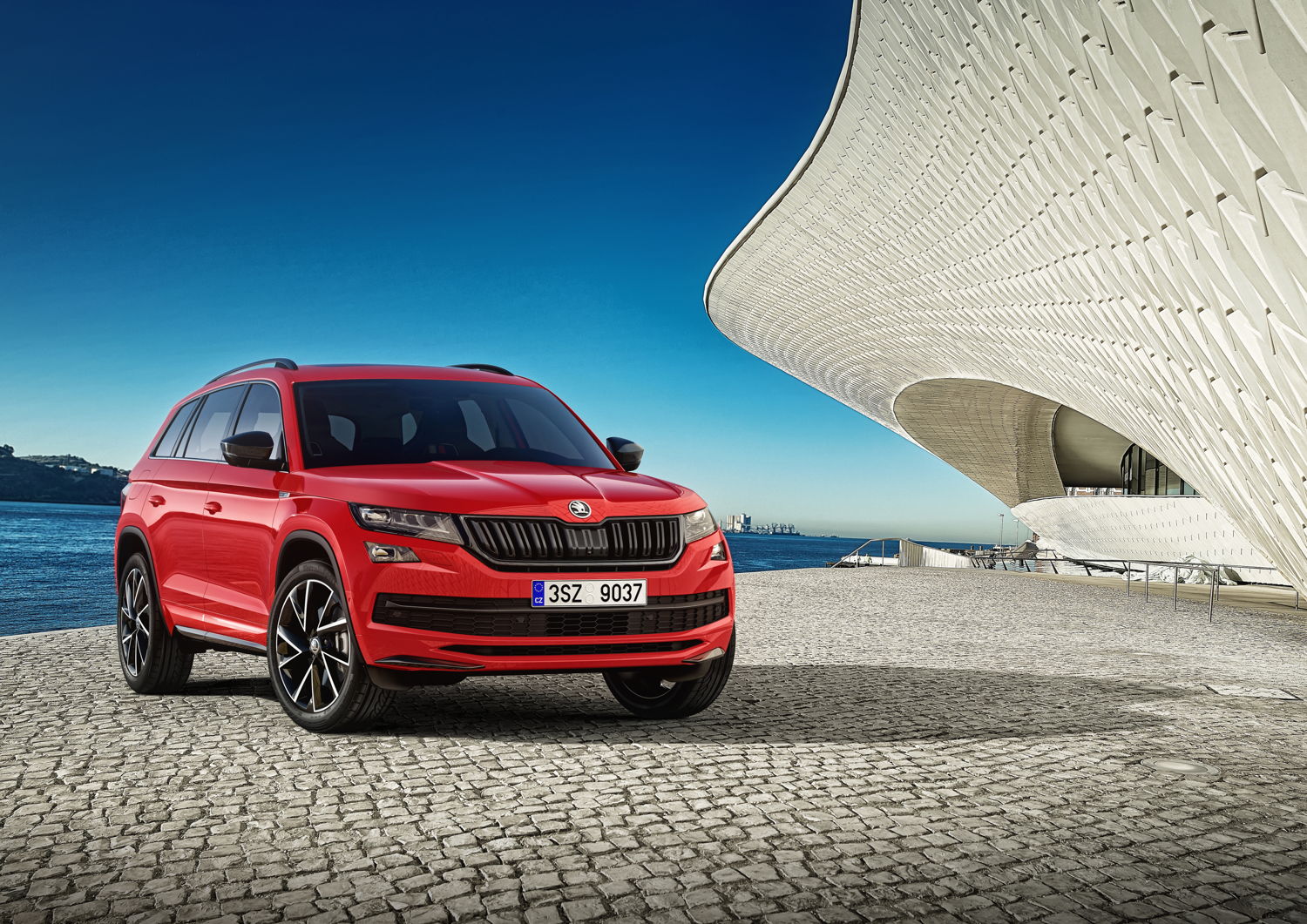 With the ŠKODA KODIAQ SPORTLINE, the Czech car manufacturer will present an elegant, dynamic variant of its new large SUV.