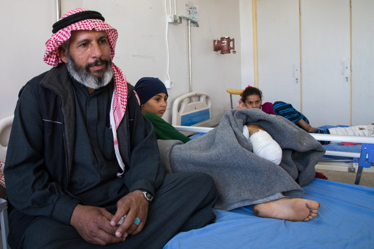 Humaid (45), vader van Lamis: ‘Wat hebben deze kinderen ooit gedaan. Ze zijn onschuldig. Dit is geen oorlog tussen strijdende partijen. Dit is een oorlog tegen de menselijkheid.’ Humaid (45), vader van Lamis: ‘Wat hebben deze kinderen ooit gedaan. Ze zijn onschuldig. Dit is geen oorlog tussen strijdende partijen. Dit is een oorlog tegen de menselijkheid.’