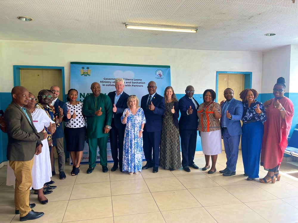 Representanter för Sierra Leones hälsoministerium tillsammans med Mercy Ships ledningsgrupp.