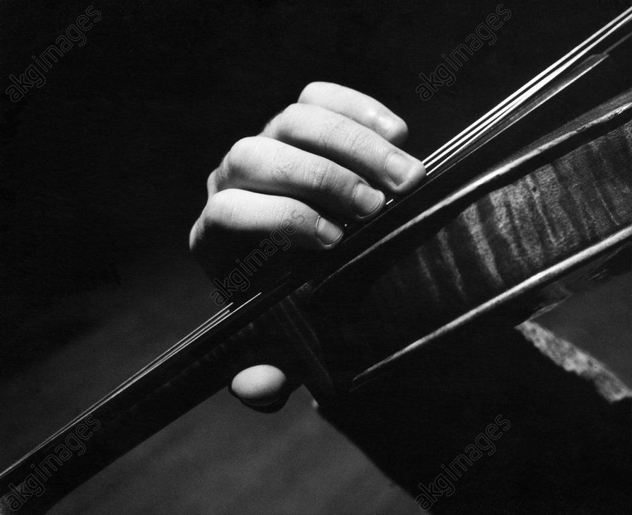 AKG1424067 - Christian Ferras playing on his Stradivari “Le Président” from 1721: left hand of the virtuoso.