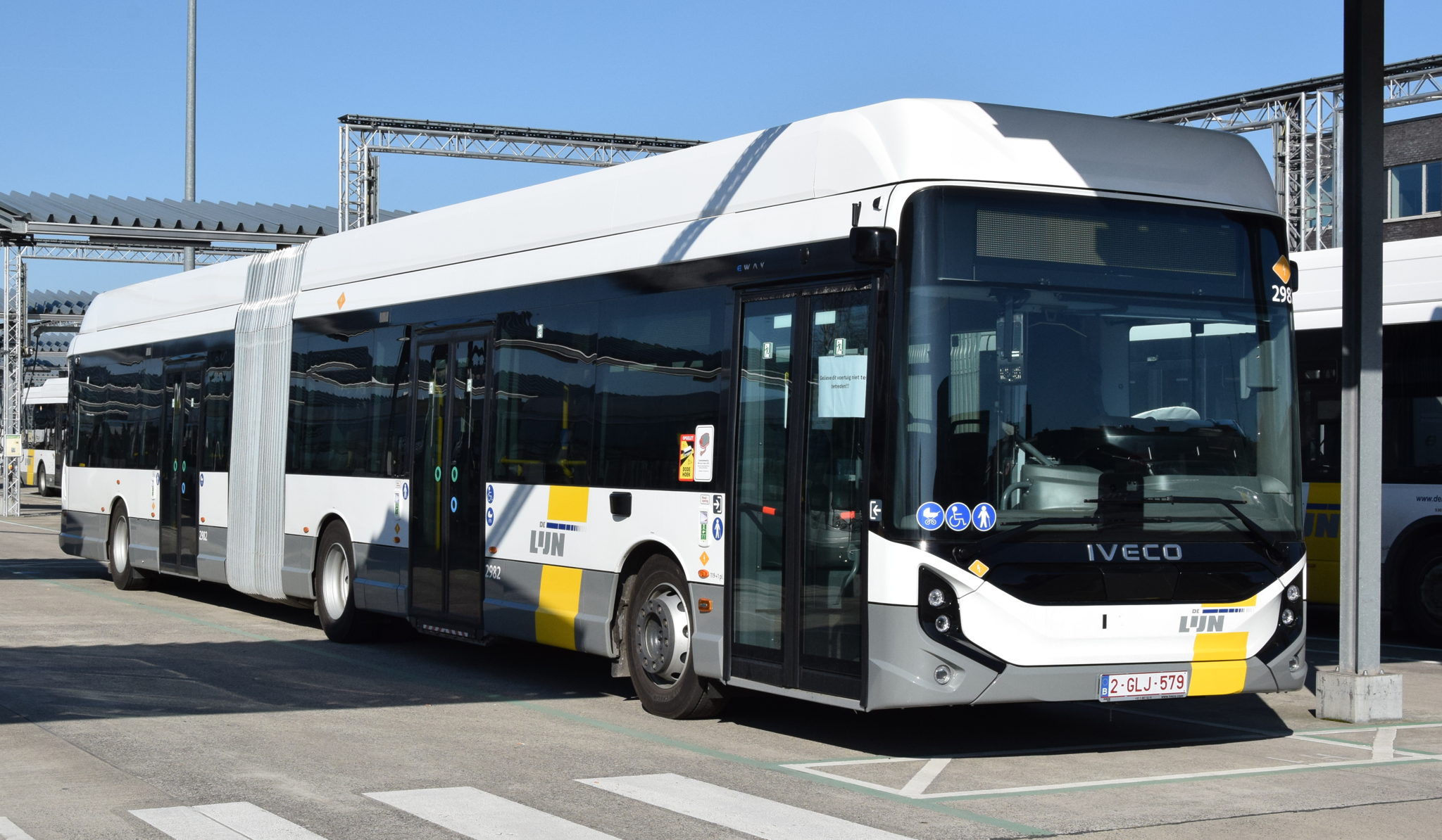 De Lijn neemt eerste volledig elektrische gelede bussen in gebruik in Leuven