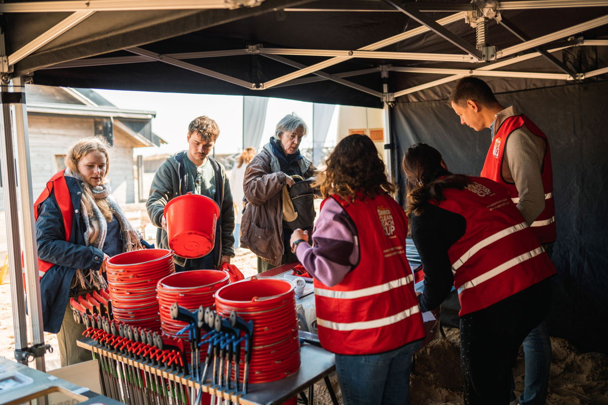 Op 17 locaties liggen op 13 september een opruimpakket klaarliggen om het strand en de duinen proper te maken. © Eneco Clean Beach Cup - Stijn Boelen