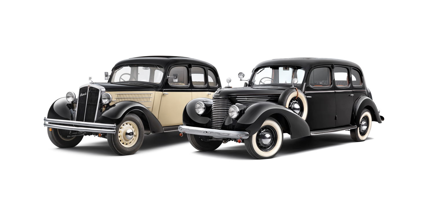 The original SUPERB 640 (1935, left) and the SUPERB 3000 OHV (1939), an exhibit from the ŠKODA Museum in Mladá Boleslav.
