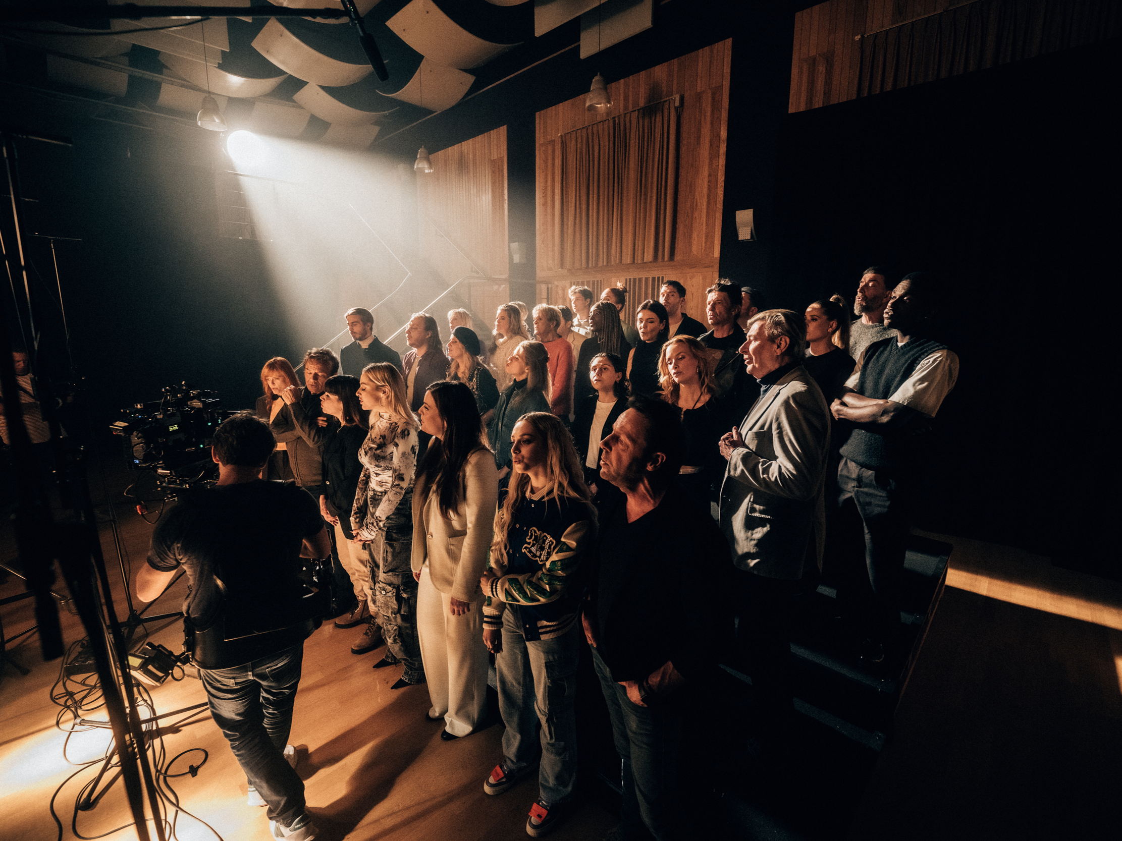 One of a kind: more than thirty top Flemish artists sing ‘People Help the People’ together