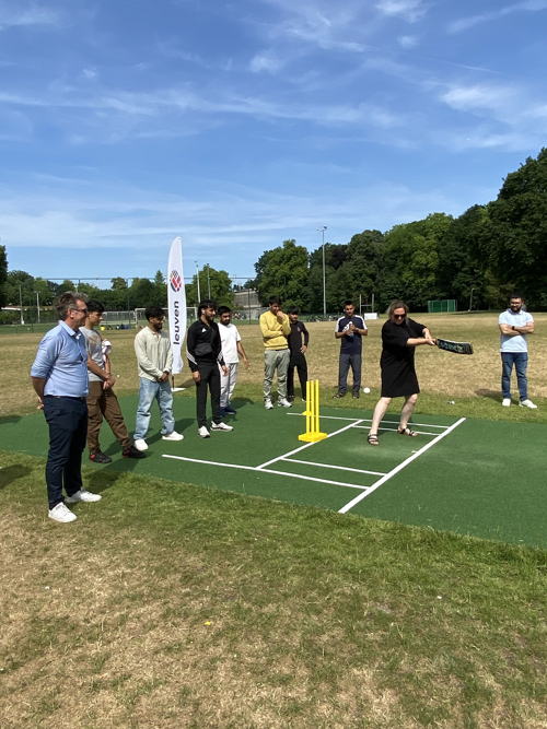 Schepen Lothe Ramakers als slagman