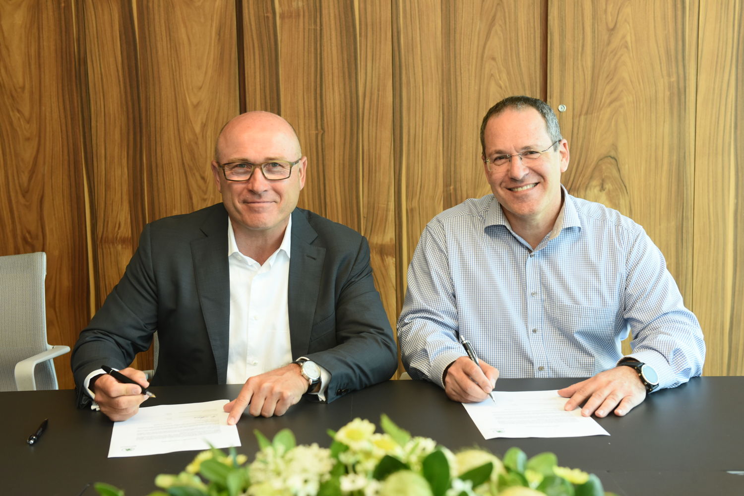 ŠKODA AUTO CEO Bernhard Maier (on the left) and Anagog CEO Ofer Tziperman signing the agreement in Tel Aviv. The strategic investment in Anagog is ŠKODA's next logical step in the Israeli start-up scene.