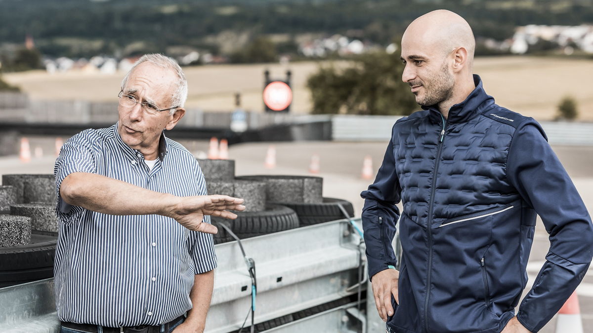 Jürgen y Lars Kern en la pista de pruebas de Weissach.