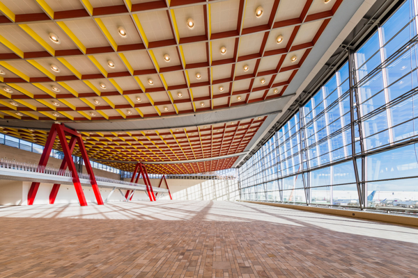 Hunter Douglas Architectural réalise un exploit : la rénovation très difficile du plafond du Skyhall - Brussels Airport