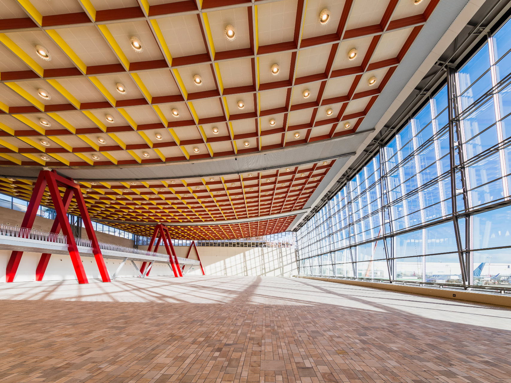 Hunter Douglas Architectural réalise un exploit : la rénovation très difficile du plafond du Skyhall - Brussels Airport
