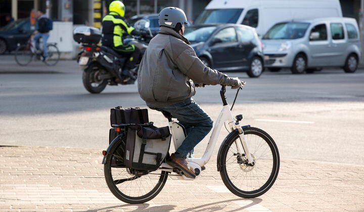 55-plussers: één op vijf voelt zich onveilig op de fiets. VSV en minister Annick De Ridder willen dat Vlamingen zo lang mogelijk blijven fietsen.