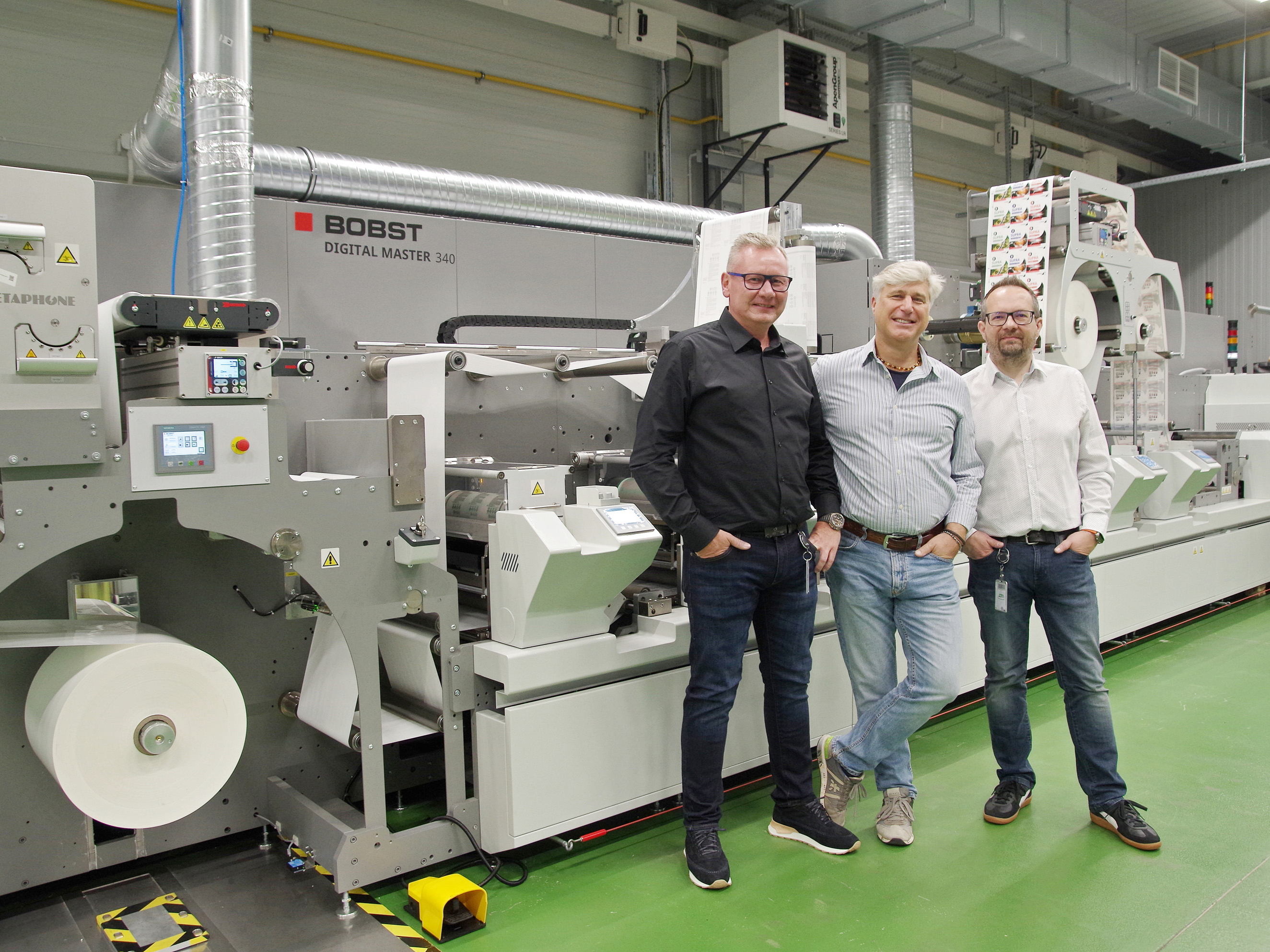 TOMEX nimmt eine All-in-One-Etikettendruckmaschine DIGITAL MASTER 340 von BOBST in Betrieb