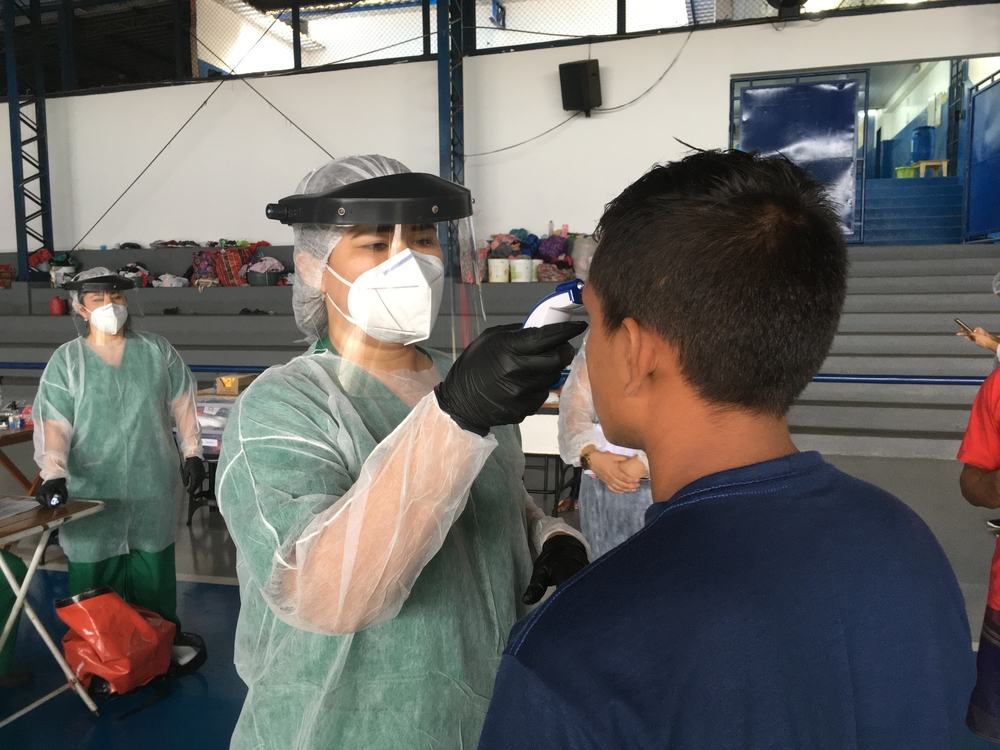 AZG-medewerkers screenen in een opvangcentrum in Manaus, Brazilië © Artsen zonder Grenzen