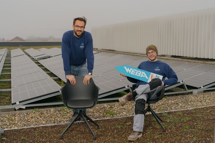 Waut en Maxim van Weba wekken zonne-energie op in Deinze (Foto: Illias Teirlinck)