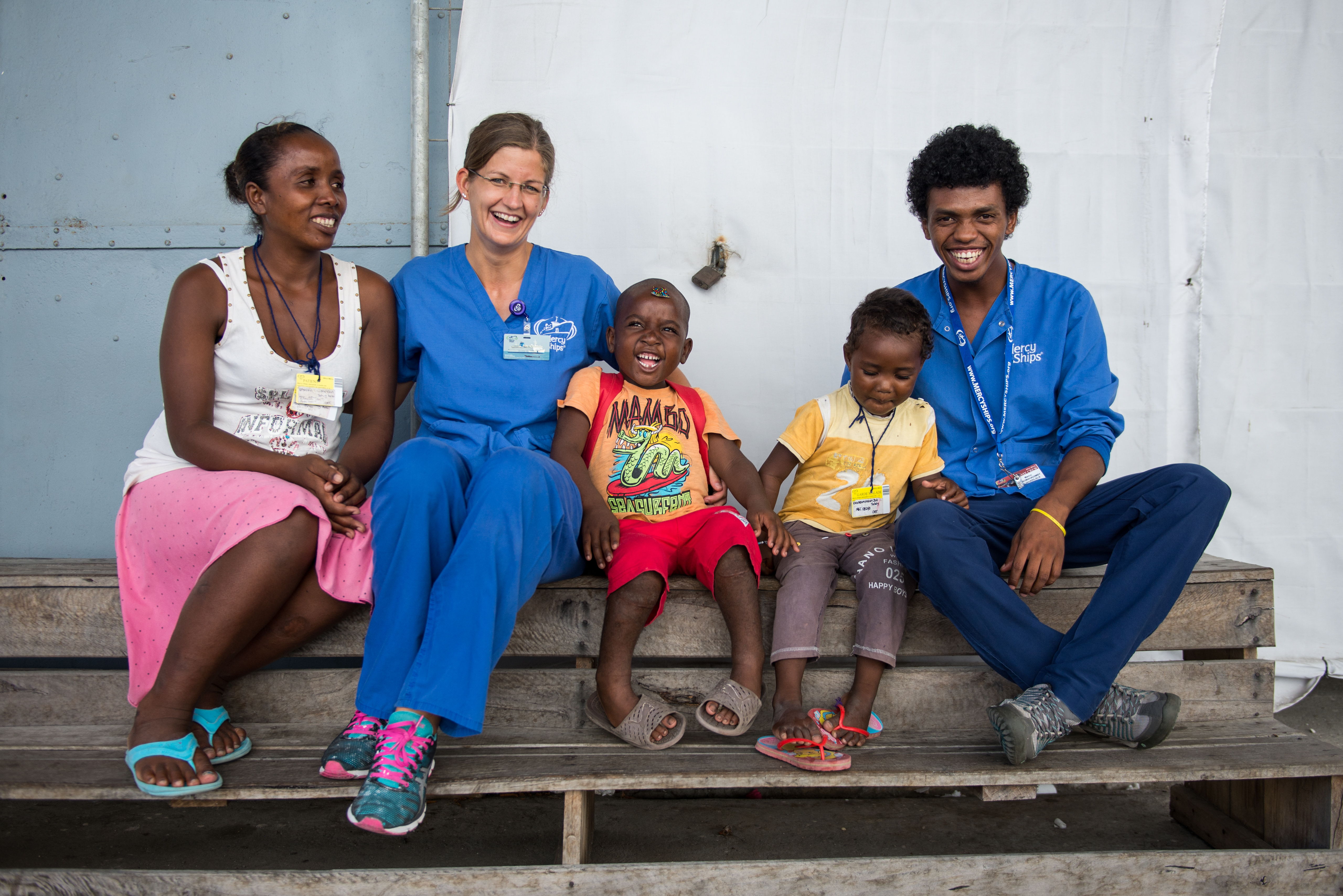 Stefanie Neeb mit Patienten und einem Mitarbeiter © Mercy Ships