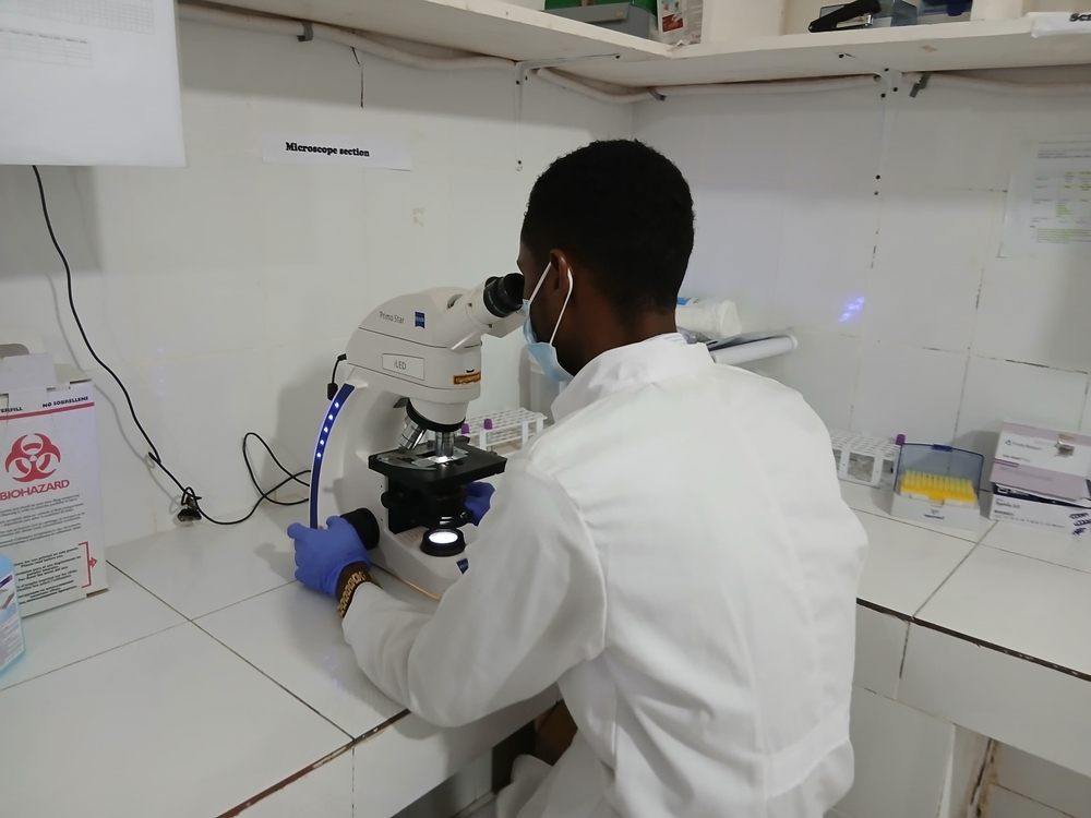 Lab technician works with laboratory equipment powered by the new solar energy system at Mudug Regional Hospital, Galkayo, Somalia. Reliable solar power ensures vital diagnostic services remain uninterrupted, greatly improving patient care and outcomes. Date:02/05/2025 | Location: Somalia | Photographer: Mohamed Abdirahman