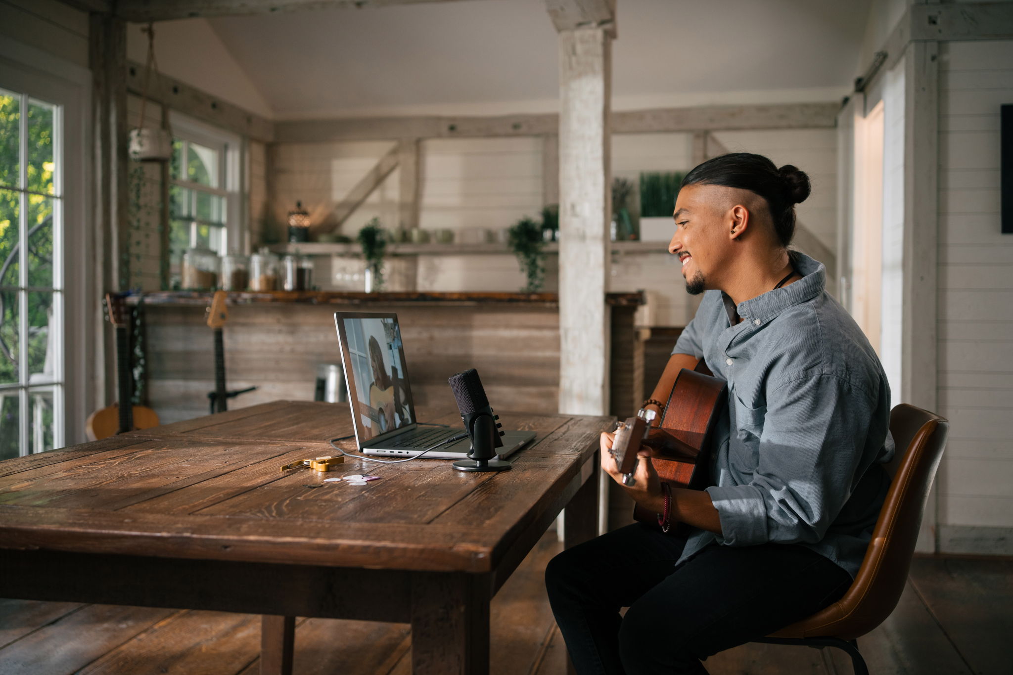 Le micro Profile USB produit un son chaud et naturel, même sur les plateformes qui compressent l’audio Le micro Profile USB produit un son chaud et naturel, même sur les plateformes qui compressent l’audio