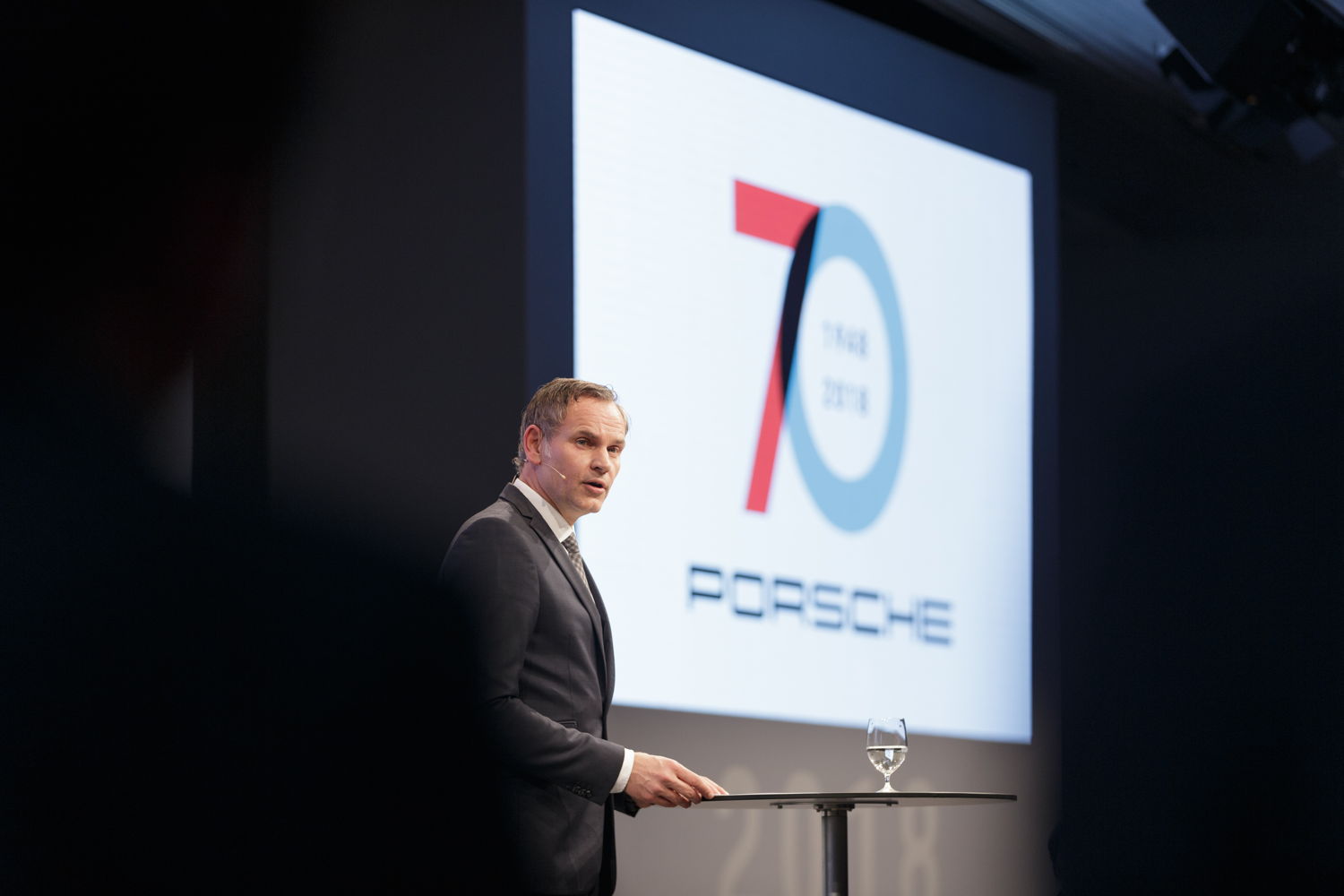 “Porsche siempre será Porsche, la marca líder en exclusividad, deportividad y movilidad”, dijo Oliver Blume, Presidente del Consejo Directivo de Porsche AG.