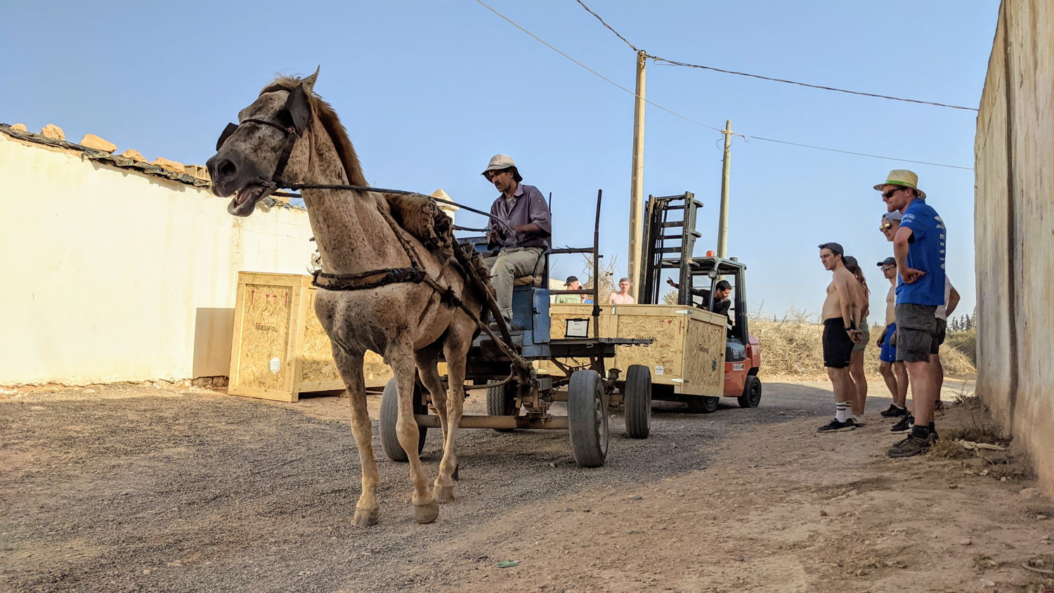 Met behulp van paard en kar werd het materiaal van de truck naar de werkplaats gebracht