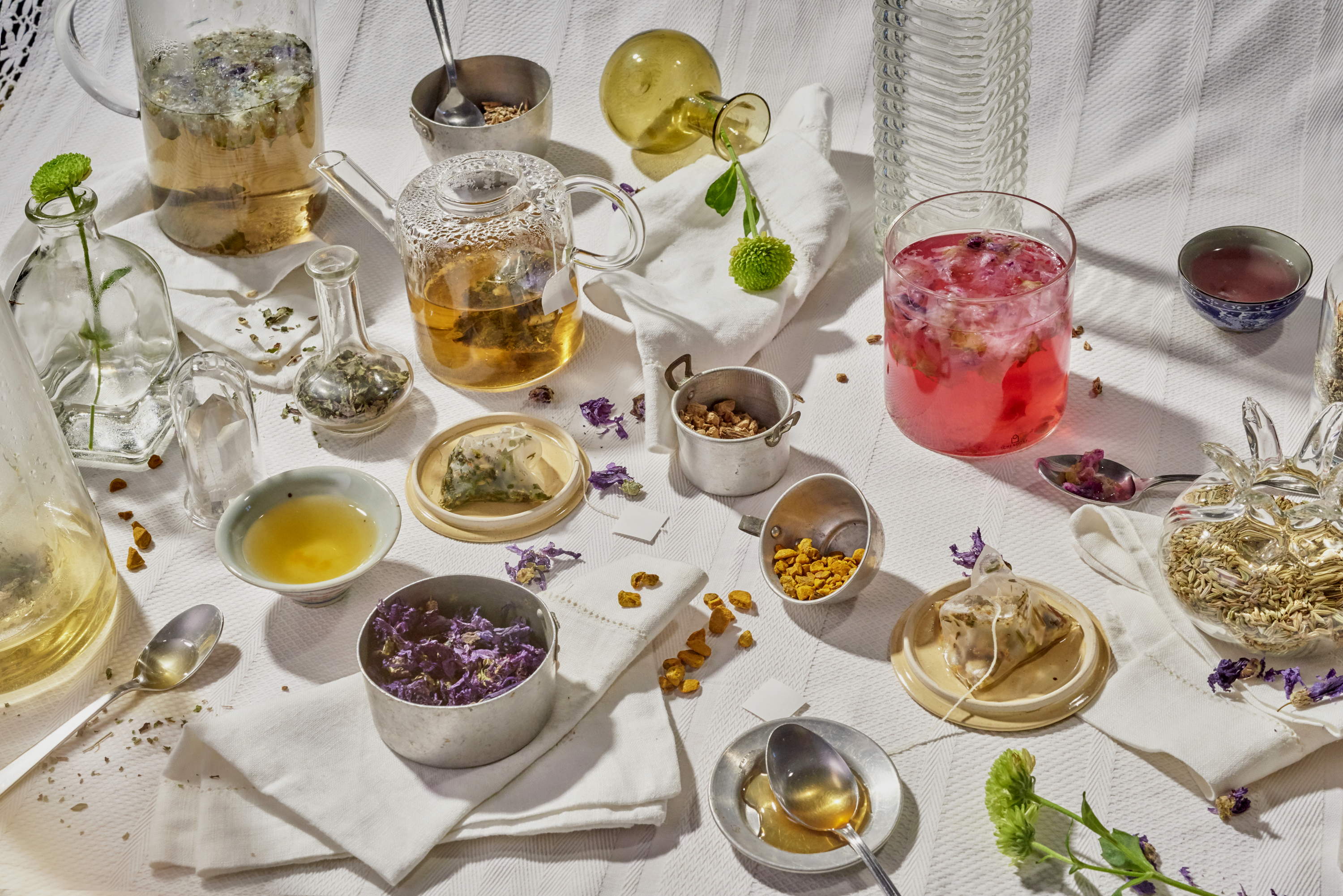 Cocktail estivi fatti con gli herbal tea: 6 ricette a base di piante officinali 
