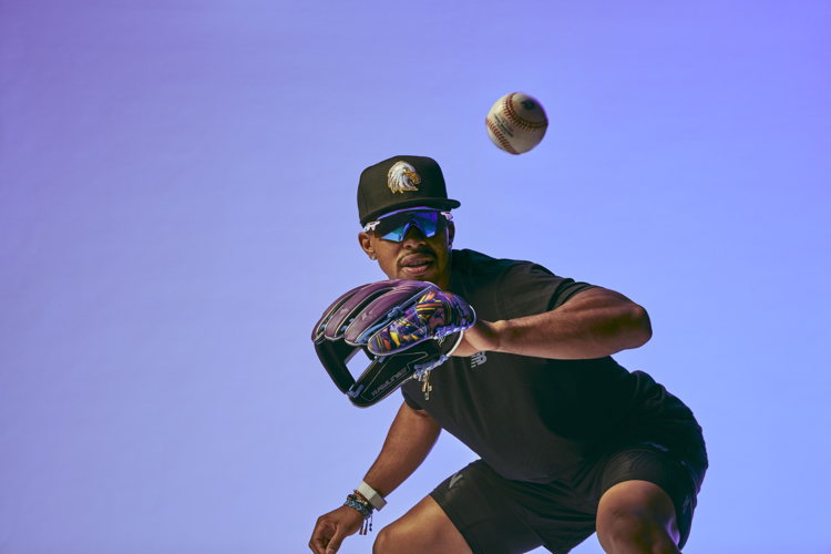 OAKLEY ENCODER - FRANCISCO LINDOR LIFESTYLE IMAGE (2)