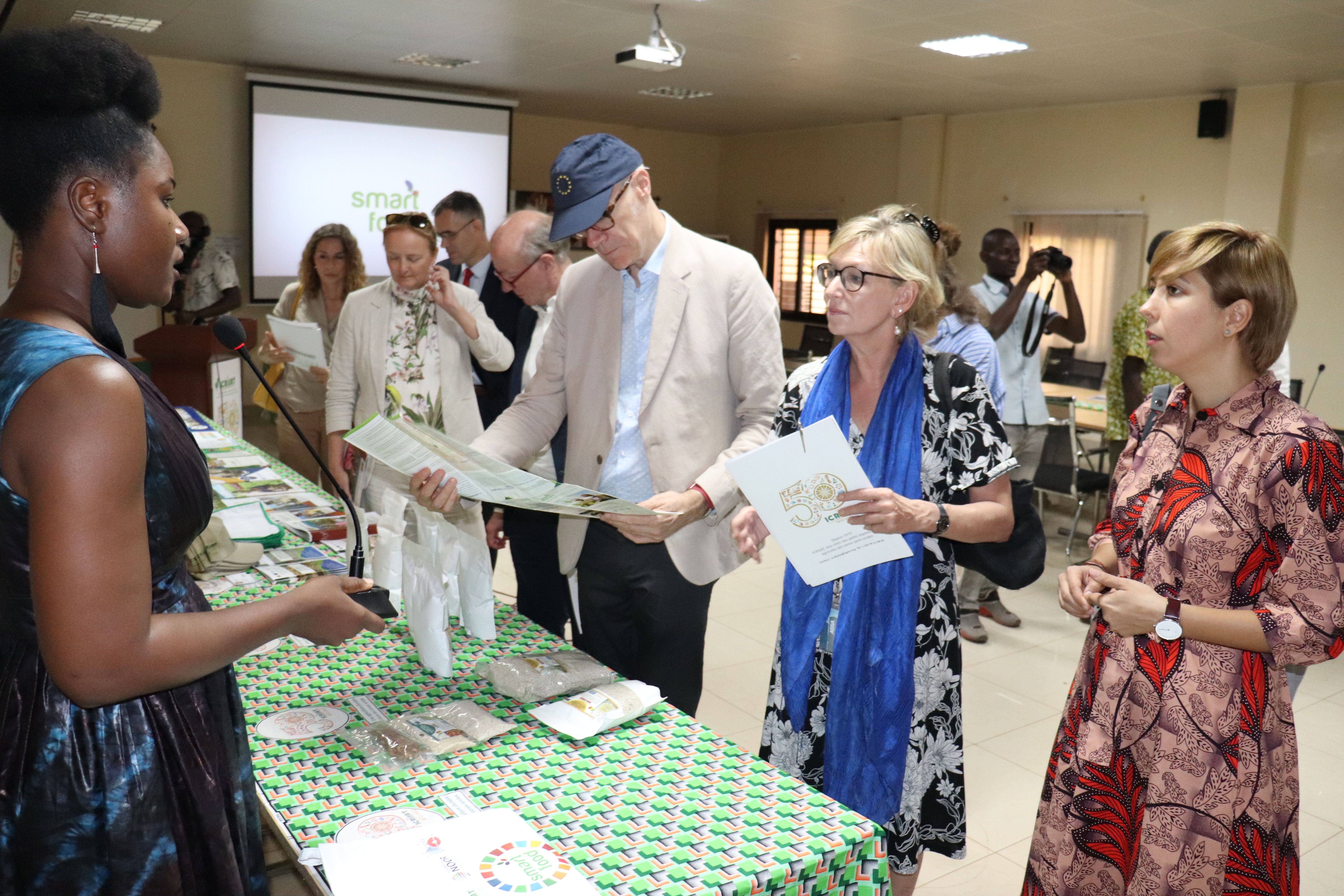 ​ ​ Mme Agathe Diama présente l'initiative Smart Food à la délégation de l'Europe. Photo N. Diakite, ICRISAT ​ ​ ​ ​ ​ ​ ​ ​ ​ ​