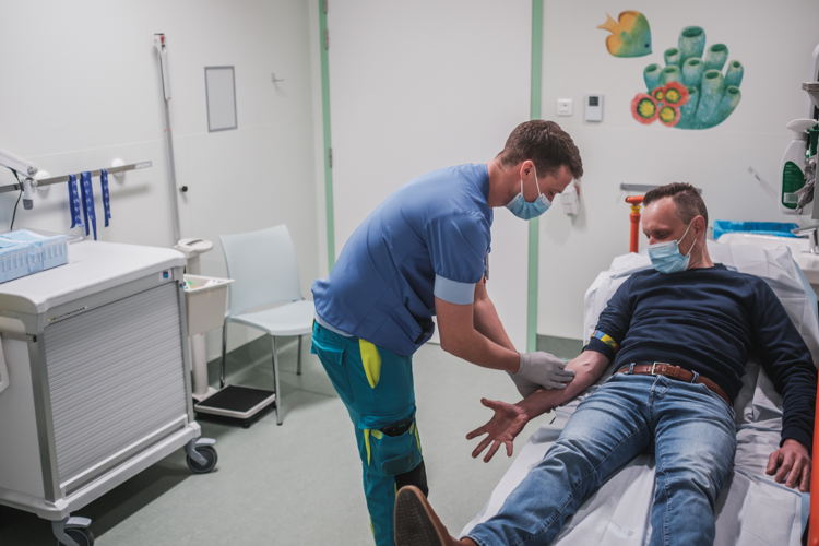 Een patiënt wordt onderzocht op een van de spoeddiensten van Ziekenhuis aan de Stroom. (Foto: ZAS / Lensmens)