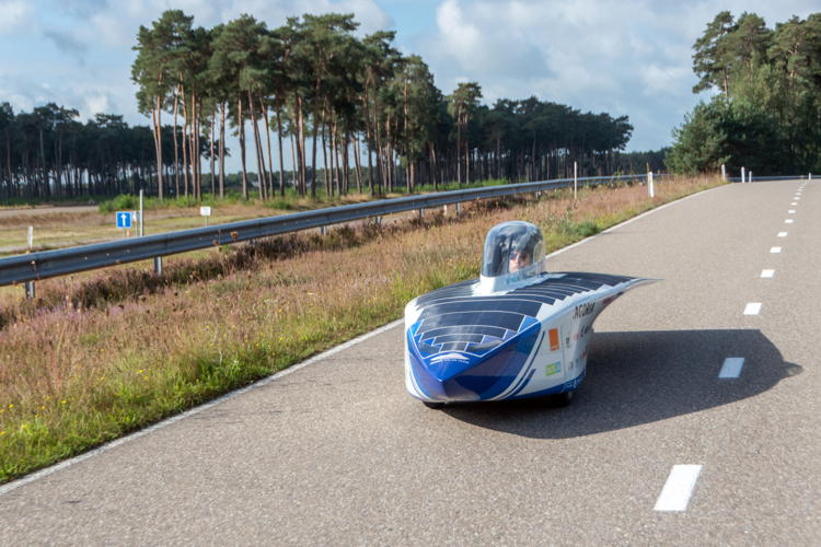 De Belgische zonnewagen op de testbanen van Ford in Lommel.