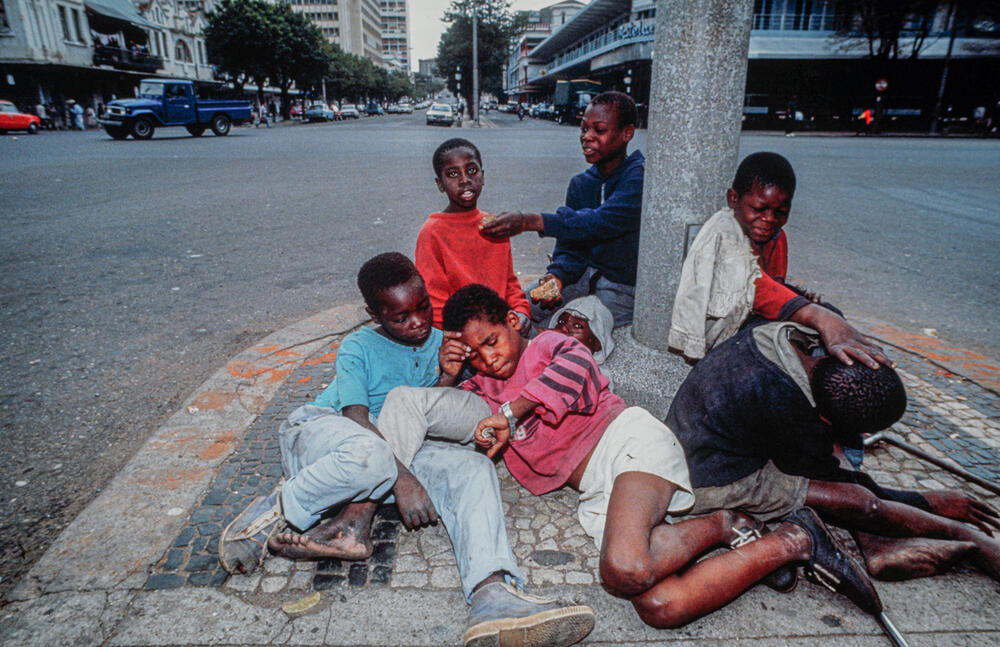 AKG9592907 Enfants des rues du centre-ville de Maputo pendant la guerre civile du Mozambique, en 1991 © Guenay Ulutuncok / akg-images